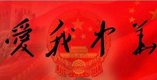 黑白花纹开领长衫、喇叭裤和T子细高跟鞋，打造时尚复古造型